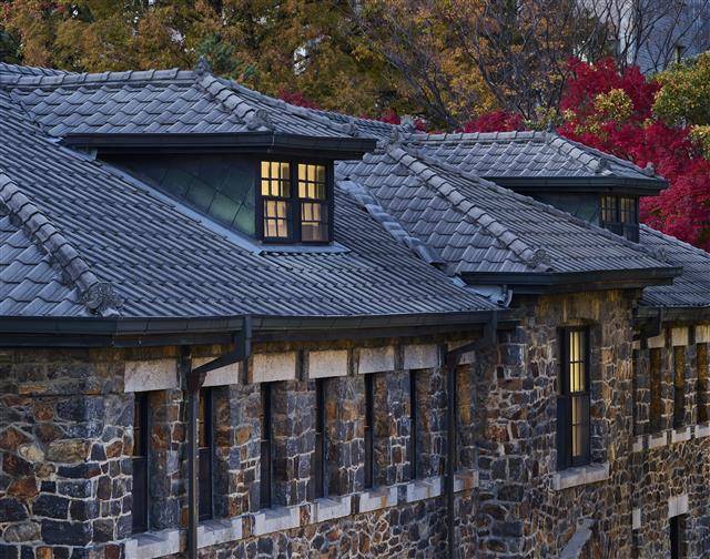 지붕으로 돌출된 3층 다락의 도머창. 윤동주는 이 창을 통해 하늘을 올려다봤을 것으로 보인다.김용관 작가 제공