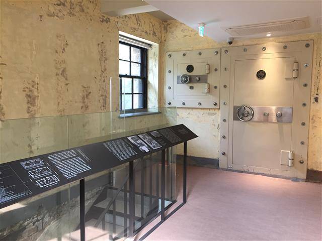 1층에 새로 만든 계단을 따라 올라가면 만나는 2층 라이브러리의 수장고.함혜리 제공