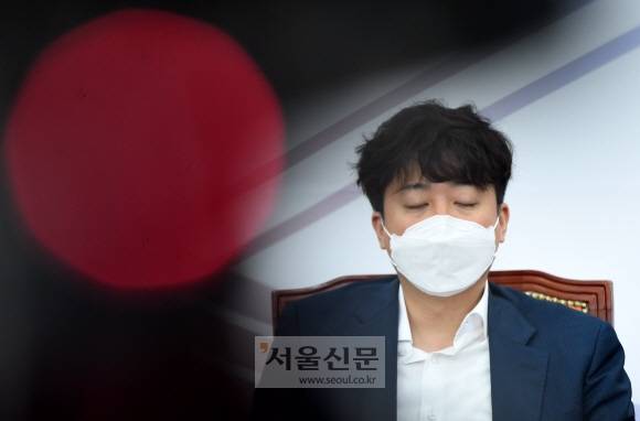 이준석 국민의힘 대표가 16일 오전 서울 여의도 국회에서 열린 최고위원회의에서 생각에 잠겨 있다. 2022.06.16 김명국 기자