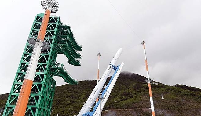 한국형 발사체 누리호(KSLV-Ⅱ)가 15일 전남 고흥군 나로우주센터 발사대에서 누리호가 기립되고 있다. 2022.06.15 한국항공우주연구원 제공