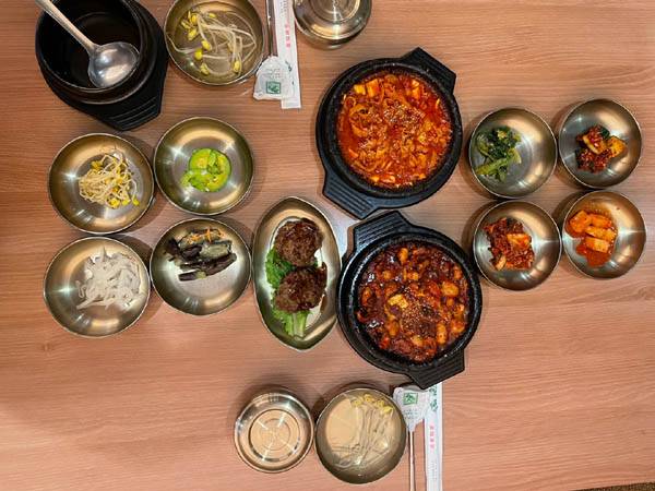 반려동물 동반 식사가 가능한 전주한옥마을 식당의 한정식 상차림 / 안광호 기자