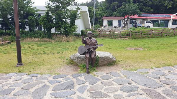 울릉천국에 있는 가수 이장희씨 동상/김찬호 기자