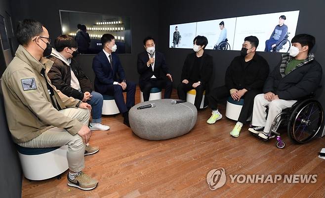 청년 부상제대군인들과 대화 나누는 오세훈 시장 오세훈 서울시장이 지난 3월 24일 오후 서울도서관 3층 서울기록문화관에서 청년 부상 제대군인들과 간담회를 하는 모습. [서울시 제공·자료사진. 재판매 및 DB 금지]
