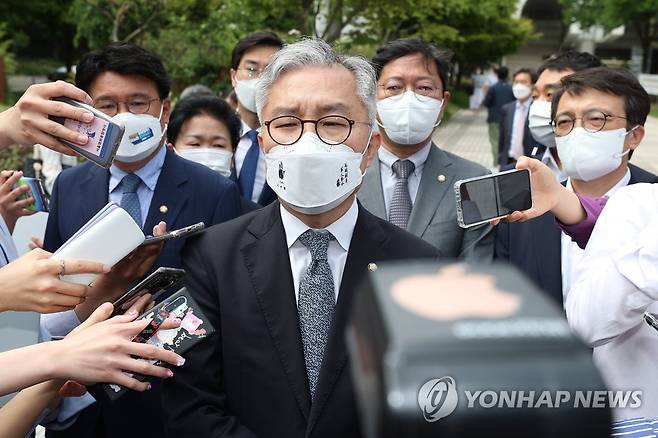 선고 공판 마친 뒤 취재진 만난 최강욱 (서울=연합뉴스) 신현우 수습기자 = 조국 전 법무부 장관 아들의 법무법인 인턴 경력 확인서를 허위로 써준 혐의로 재판에 넘겨진 더불어민주당 최강욱 의원이 지난달 20일 서울 서초구 서울중앙지법에서 열린 2심 선고 공판이 끝난 뒤 취재진의 질문에 답하고 있다.
    이날 서울중앙지법 형사항소 5-1부(최병률 원정숙 정덕수 부장판사)는 최 의원에게 징역 8개월에 집행유예 2년을 선고한 1심 판결을 유지했다. 이 판결이 확정되면 국회법과 공직선거법에 따라 최 의원의 의원직은 상실된다. 2022.5.20 nowwego@yna.co.kr