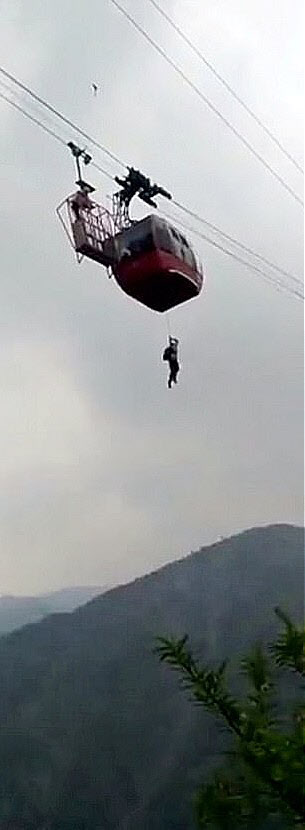 인도의 한 케이블카가 수백미터 고공 위에서 멈추는 사고가 발생한 가운데 한 탑승객이 로프를 타고 탈출에 성공했다. (사진=@Abushahma007 트위터)