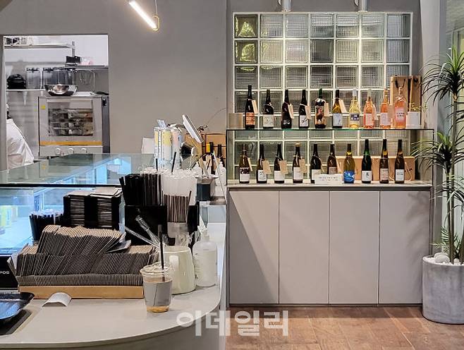 ▲21일 서울 용산구 한 오피스 건물 내 카페에서 한쪽 매대에 다양한 와인들을 진열하고 판매하고 있다.(사진=김범준 기자)