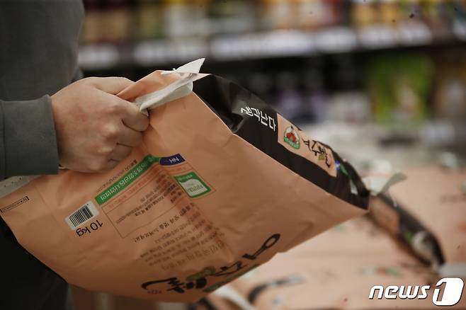 서울 도심의 대형마트에서 한 시민이 쌀을 구매하고 있다. 2022.2.4./뉴스1 © News1 권현진 기자