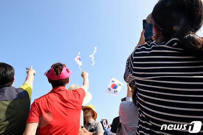 21일 오후 전남 고흥군 나로우주센터에서 순수 우리기술로 만든 최초 '한국형 발사체' 누리호(KSLV-ll)가 하늘로 날아오르자 시민들이 환호하고 있다. 2022.6.21/뉴스1 © News1 김동수 기자