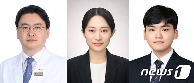 왼쪽부터 안기훈 고대안암병원 산부인과 교수, 고대 의대를 졸업한 박예주·김재우씨(고려대학교의료원 제공) © 뉴스1