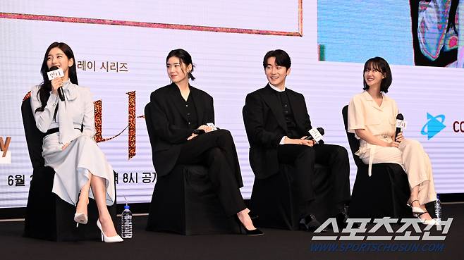 쿠팡플레이 시리즈 '안나'의 제작보고회가 21일 서울 여의도 콘래드서울에서 열렸다. '안나' 는 사소한 거짓말을 시작으로 완전히 다른 사람의 인생을 살게 된 여자의 이야기다. 질문에 답하는 수지의 모습. 허상욱 기자wook@sportschosun.com/2022.06.21/