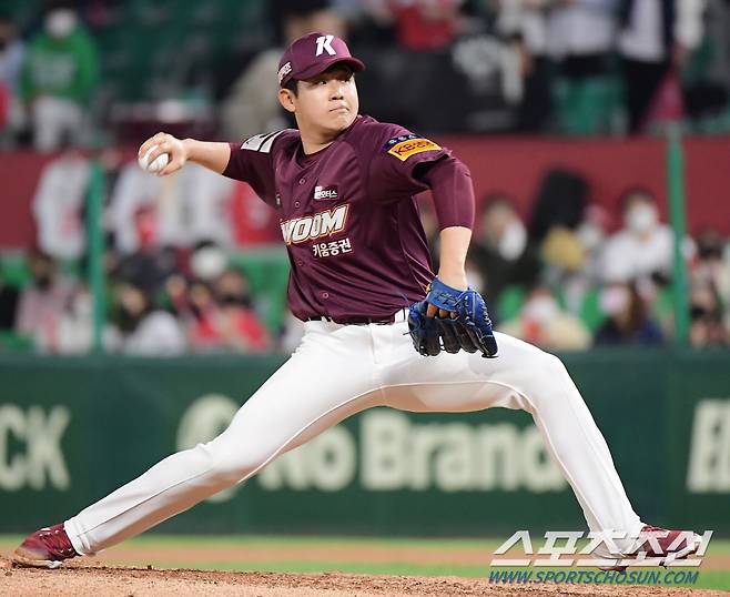 20일 인천 SSG랜더스필드. 키움 히어로즈와 SSG 랜더스 경기. 8회말 이명종이 투구하고 있다. 인천=정재근 기자 cjg@sportschosun.com/2022.4.20/