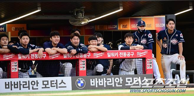 2022 KBO리그 SSG랜더스와 두산베어스의 경기가 21일 인천SSG랜더스필드에서 열렸다. 두산 양찬열이 4회초 2사 1루에서 우월 투런 홈런을 치고 덕아웃에 복귀했으나 동료들이 외면하고 있다.  인천=최문영 기자 deer@sportschosun.com/2022.06.21/