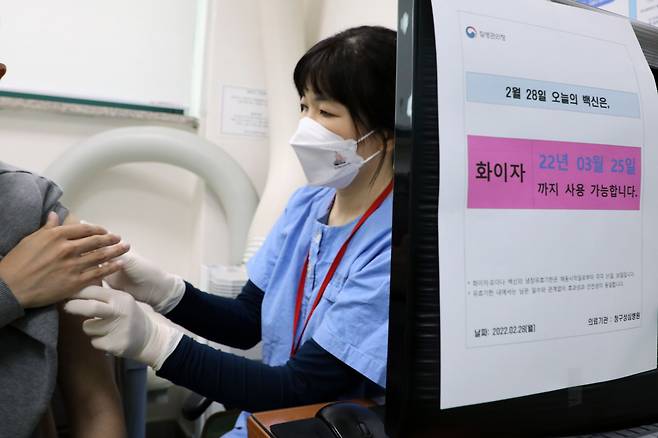 지난 2월 서울 은평구 청구성심병원에서 의료진이 코로나19 백신 접종을 준비하고 있다. /뉴스1