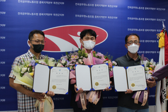 사진=왼쪽부터 정경영 축산팀장, 정원기 주무관,김규형 주무관. 사진=옥천군 제공