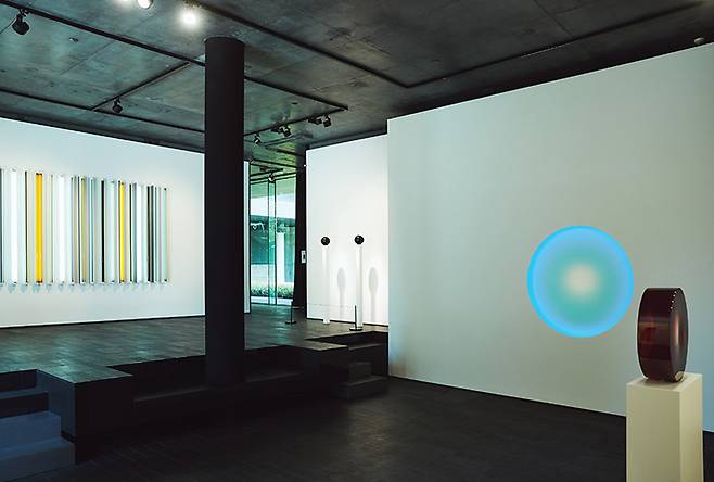 〈Bending Light II〉전시가 한창인 1층 전경.