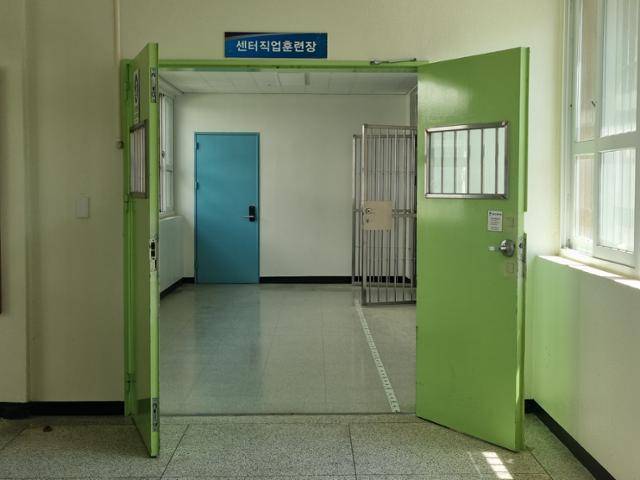 치료감호소 내 '센터직업훈련장'. 이곳에선 PC 정비·제빵·건축 등 직업훈련이 이뤄지는데, 현재는 150명 안팎 인원만이 프로그램을 이용하고 있다고 한다. 공주=최나실 기자
