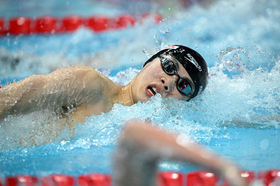 South Korea's Hwang Sun-woo competes to take silver in the men's 200m freestyle finals during the Budapest 2022 World Aquatics Championships at Duna Arena in Budapest on June 20, 2022. (Photo by Ferenc ISZA / AFP)  〈저작권자(c) 연합뉴스, 무단 전재-재배포 금지〉