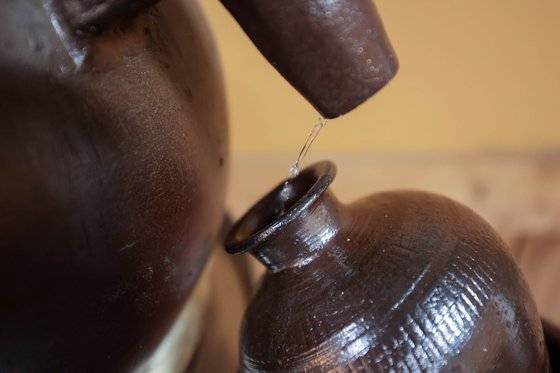 지난 2일 제주시 애월읍의 한 고소리술 양조장에서 고소리(소줏고리)를 통해 증류된 고소리술이 조쟁이(고소리코)를 통해 나오고 있다. 프리랜서 장정필