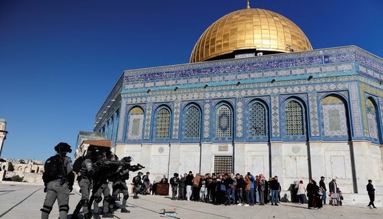 이스라엘 경찰이 지난 4월 15일(현지시간) 동예루살렘의 이슬람 성지인 알아크사 사원 단지에서 팔레스타인 시위 군중과 대치하고 있다. [로이터=연합뉴스]