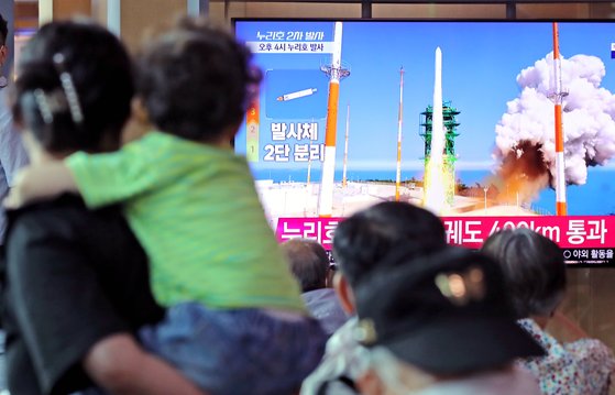 21일 서울 중구 서울역 대합실에서 시민들이 한국형 발사체 누리호(KSLV-II)의 발사 장면을 TV를 통해 시청하고 있다. 뉴스1