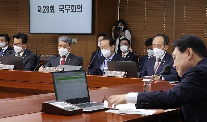 윤석열 대통령(맨 오른쪽)이 21일 서울 용산 대통령실 청사에서 열린 국무회의에서  발언하고 있다. 연합뉴스