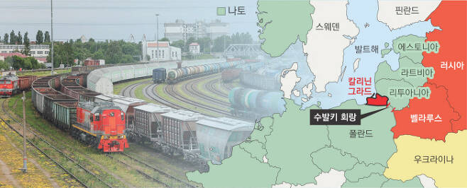 리투아니아 정부가 자국 영토에서 러시아 영토 칼리닌그라드주로 가는 철도 화물 운송을 제한한 다음날인 지난 19일(현지시간) 화물 열차들이 칼리닌그라드-소르티로보츠니역에 서 있다. 타스연합뉴스