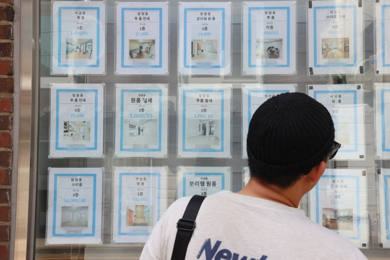 Offers posted on a real estate agency in Seoul on Tuesday. The government announced measures that would encourage landlords to refrain from raising rents as part of its real estate stabilization plan. [YONHAP]