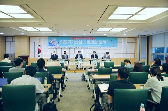 21일 서울 여의도 국회에서 열린 2022 산·학·정 의료기기 심포지엄에서 토론 및 질의응답 시간이 이어지고 있다.   한국의료기기산업협회