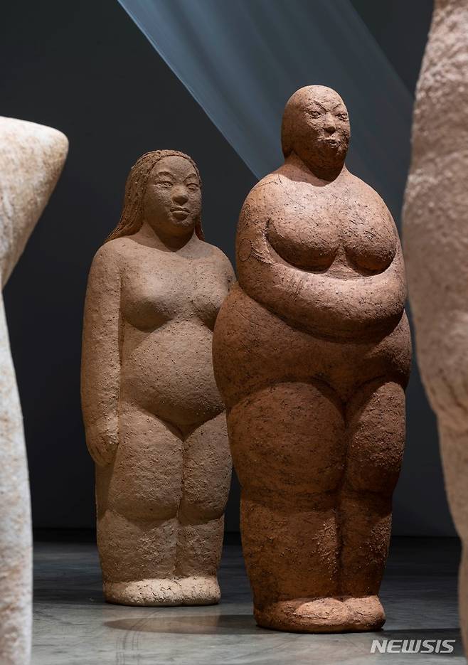 [서울=뉴시스]한애규, 전신상 7 (문신을 한 여인), 2021, terracotta, 36 x 28 x 92 (h) cm