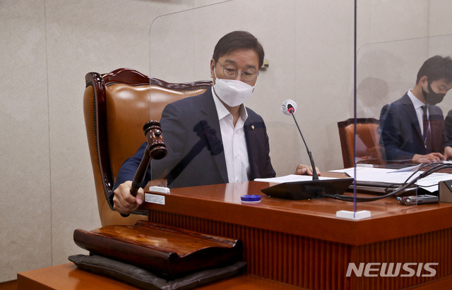 [서울=뉴시스]전신 기자 = 위성곤 국회 농림축산식품법안심사소위원장(더불어민주당·서귀포시)이 지난해 6월23일 국회에서 열린 한국마사회법 일부개정법률안 공청회에서 의사봉을 두드리고 있다. 2021.06.23. (공동취재사진) photo@newsis.com