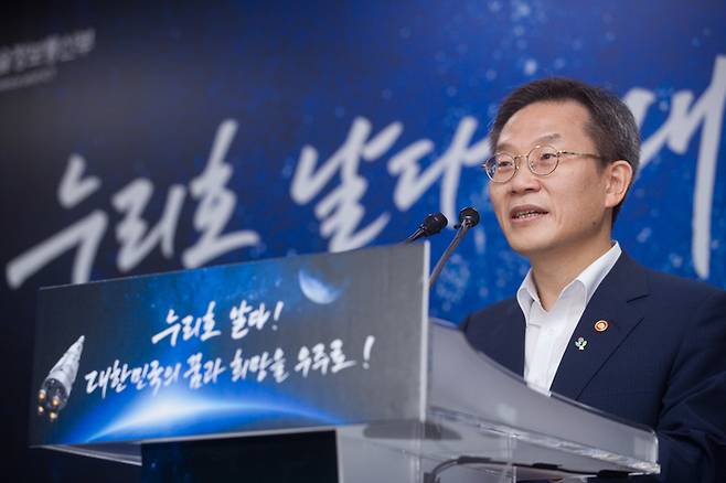 [서울=뉴시스] 조수정 기자 = 이종호 과학기술정보통신부 장관이 21일 오후 전라남도 고흥군 나로우주센터 프레스룸에서 '누리호 발사 결과' 관련 브리핑을 하고 있다. (사진=과학기술정보통신부 제공) 2022.06.21. photo@newsis.com *재판매 및 DB 금지