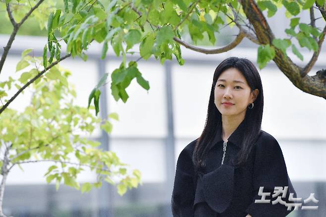 영화 '경아의 딸' 배우 하윤경이 17일 오후 서울 종로구 삼청동의 한 카페에서 열린 인터뷰에 앞서 포즈를 취하고 있다. 류영주 기자