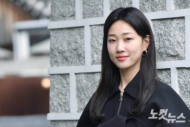 영화 '경아의 딸' 배우 하윤경이 17일 오후 서울 종로구 삼청동의 한 카페에서 열린 인터뷰에 앞서 포즈를 취하고 있다. 류영주 기자