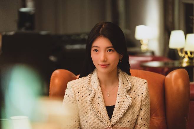 쿠팡플레이 시리즈 '안나'에서 유미 겸 안나 역을 맡은 가수 겸 배우 수지. 쿠팡플레이 제공