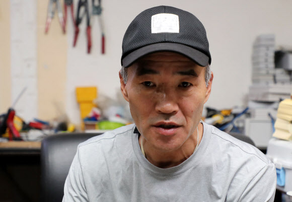 질문 답변하는 북 피격 공무원 친형 이래진 씨 - 2년 전 북한군의 총격을 받고 숨진 해양수산부 공무원 A씨의 형 이래진 씨가 16일 오후 경기 안산시 자신의 사무실에서 A씨가 월북했다고 단정할 근거를 찾지 못했다는 해경 발표를 지켜본 뒤 취재진의 질문에 답하고 있다. 2022.6.16 연합뉴스
