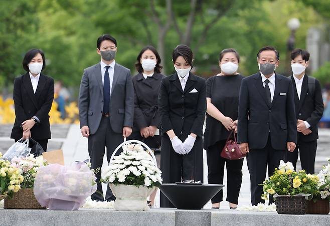 김건희 여사가 6월13일 경남 봉하마을을 방문해 고 노무현 전 대통령 묘소를 참배했다. ⓒ연합뉴스