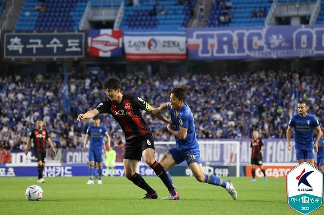 ▲ 수원삼성과 FC서울 선수들은 양보 없는 한 판 승부를 벌였다. ⓒ한국프로축구연맹