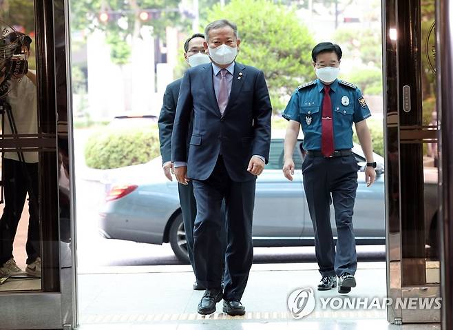 이상민 장관, 경찰청장 면담 위해 경찰청 방문 (서울=연합뉴스) 김인철 기자 = 이상민 행정안전부 장관(가운데)이 9일 오후 김창룡 경찰청장(오른쪽)과 면담을 위해 서울 서대문구 경찰청을 방문하고 있다. 2022.6.9 yatoya@yna.co.kr