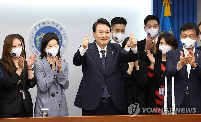 누리호 연구자에게 엄지척하는 윤석열 대통령 (서울=연합뉴스) 안정원 기자 = 윤석열 대통령이 21일 서울 용산 대통령실 청사 영상회의실에서 한국형 발사체 누리호(KSLV-Ⅱ) 발사가 끝난 뒤 고정환  한국항공우주연구원 한국형발사체개발사업 본부장과 영상통화를 하며 엄지척을 하고 있다. 2022.6.21 jeong@yna.co.kr