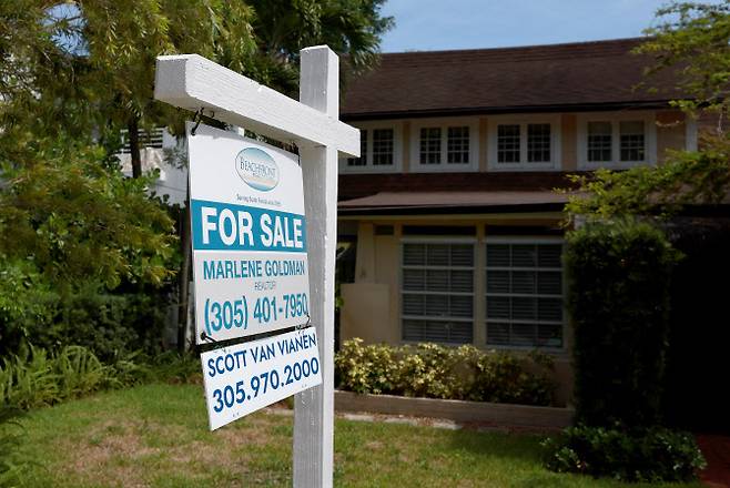 미국 플로리다주 마이애미에서 한 주택 앞에 매물 표시가 돼 있다. (사진=AFP 제공)