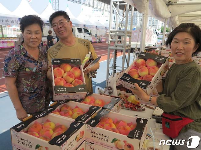 2019년 향수 옥천 포도복숭아 축제 행사장에서 주민들이 농산물을 구입하는 모습.(옥천군 제공)© 뉴스1