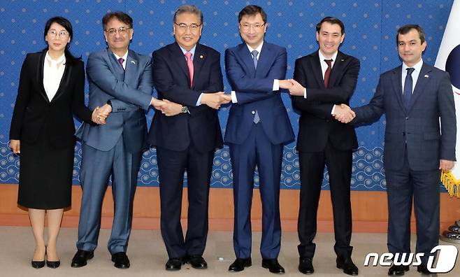 박진 외교부 장관(왼쪽 세번째)이 22일 서울 종로구 정부서울청사 별관에서 열린 주한 중앙아시아 대사 차담회에 앞서 기념 촬영을 하고 있다. 2022.6.22/뉴스1 © News1 김명섭 기자