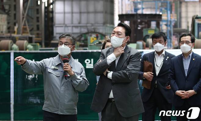 윤석열 대통령이 22일 경남 창원 성산구 두산에너빌리티 원자력 공장을 방문해 텅 빈 원자로 제작 현장을 둘러보고 있다. (대통령실사진기자단) 2022.6.22/뉴스1 © News1 안은나 기자