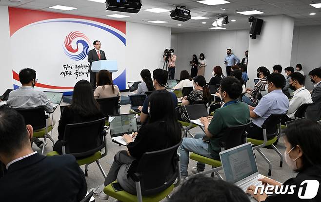 김성한 국가안보실장이 22일 서울 용산 대통령실 청사 오픈라운지에서 나토정상회의 관련 브리핑을 하고 있다. (대통령실사진기자단) 2022.6.22/뉴스1 © News1 오대일 기자