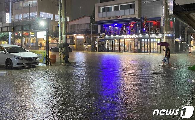 부산 연제구 연산5동의 한 도로가 폭우로 물이 잠긴 모습.© News1 DB