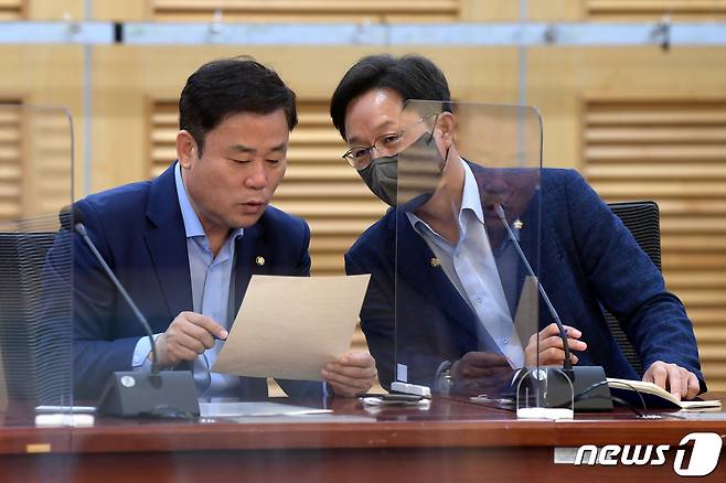 송갑석 더불어민주당 의원(왼쪽)과 강병원 의원이 22일 오전 서울 여의도 국회 의원회관에서 열린 비공개 재선의원 간담회를 앞두고 대화를 나누고 있다. (공동취재) 2022.6.22/뉴스1 © News1 이재명 기자