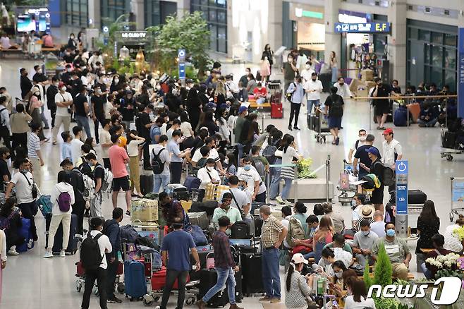 22일 오전 인천국제공항이 입국자들로 북적이고 있다. 2022.6.22/뉴스1 © News1 임세영 기자