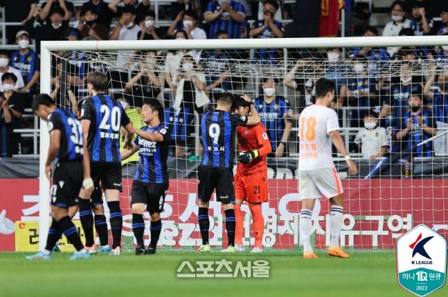 무고사(9번)가 이날 전반 슈퍼세이브를 기록한 골키퍼 김동헌을 격려하고 있다. 한국프로축구연맹