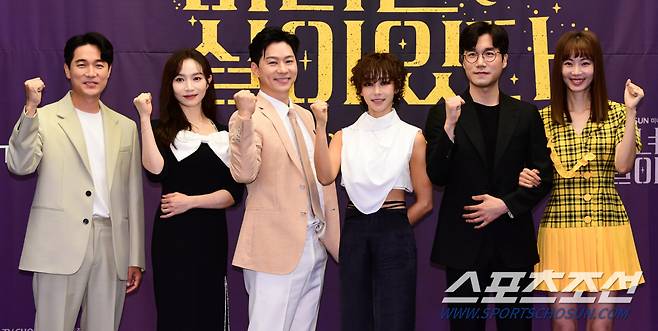 TV CHOSUN 드라마 '마녀는 살아있다' 제작발표회가 22일 상암동 스탠포드호텔에서 열렸다, 주연배우들이 포토타임을 갖고 있다. 드라마는 불혹의 나이에 각자 죽이고 싶은 누군가가 생겨버린 세 여자의 이야기를 다루는 미스터리 블랙코미디다. 상암동=최문영 기자 deer@sportschosun.com/2022.06.22/