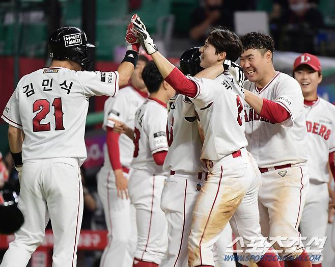 22일 인천 SSG 랜더스필드에서 열린 두산 베어스와 SSG 랜더스 경기. 10회말 1사 만루 김성현의 희생플라이로 SSG가 승리했다. 박성한과 김성현이 포옹하고 있다. 인천=정재근 기자 cjg@sportschosun.com/2022.6.22/